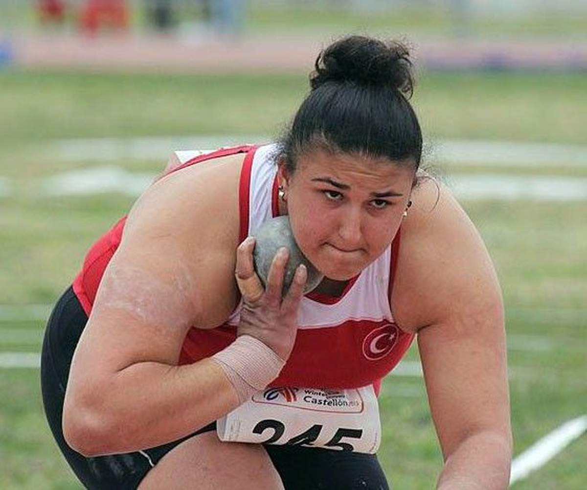 Dünya Rekortmeni Milli Atlet Emel Dereli Türkiye\'ye Döndü