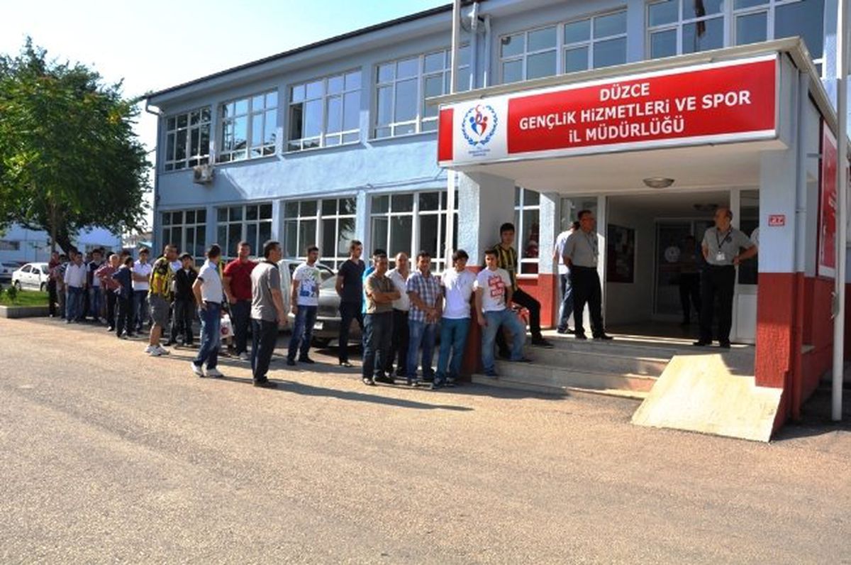 Düzce\'de Fenerbahçe Kuyruğu
