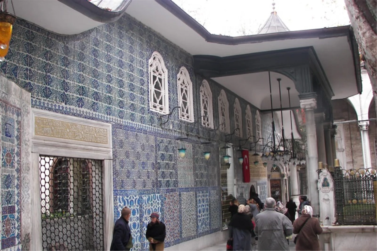 Eyüp Sultan Türbesi Ziyarete Açıldı