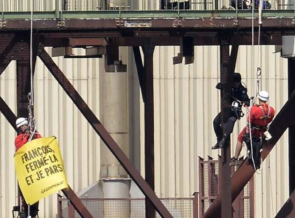 Fransa\'da Greenpeace Üyeleri Nükleer Santrale Girdi