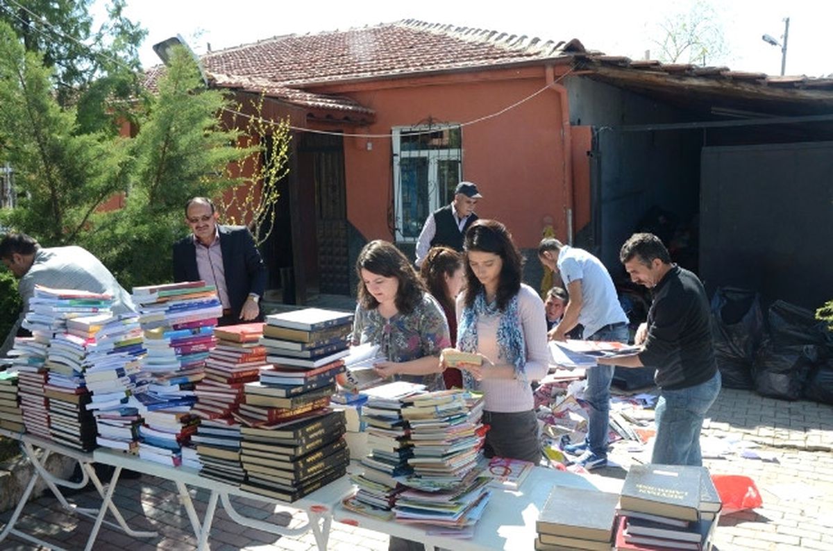 Geri Dönüşüm Kutularından Bin Kitap Çıktı