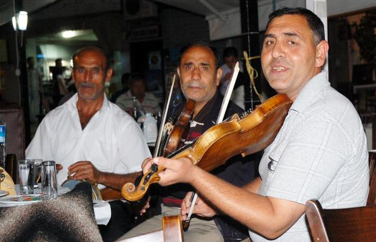 Gündüz Ayakkabı Boyacısı, Gece Müzisyen