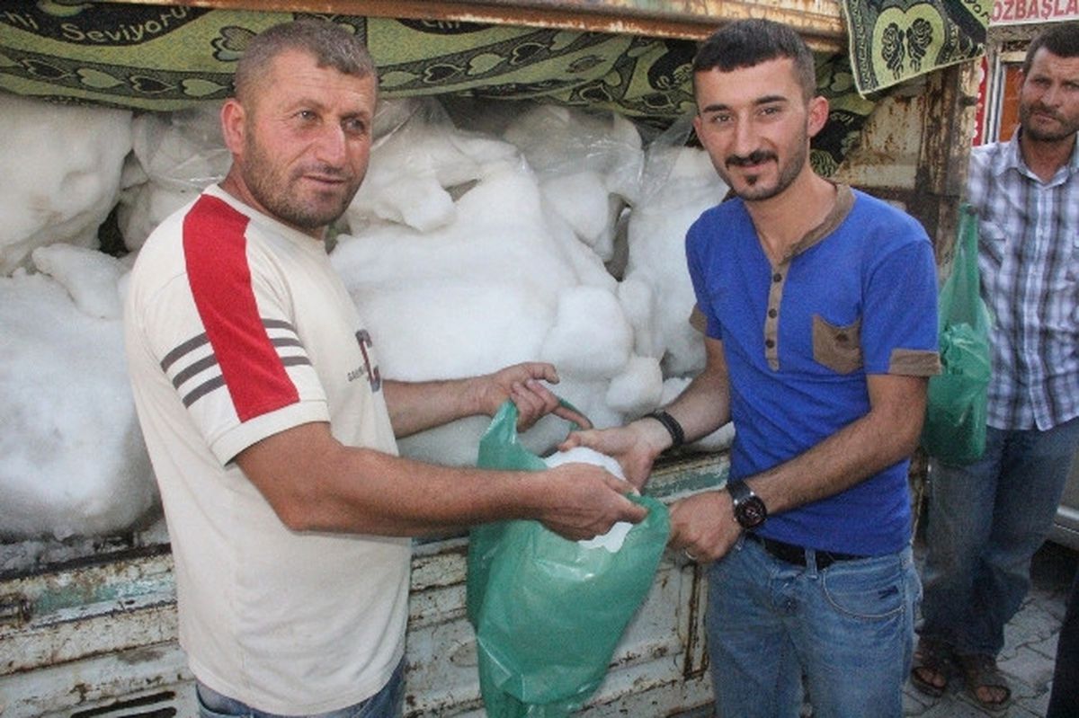 Kato Dağı Karı Hakkari\'de Vatandaşları Serinletiyor