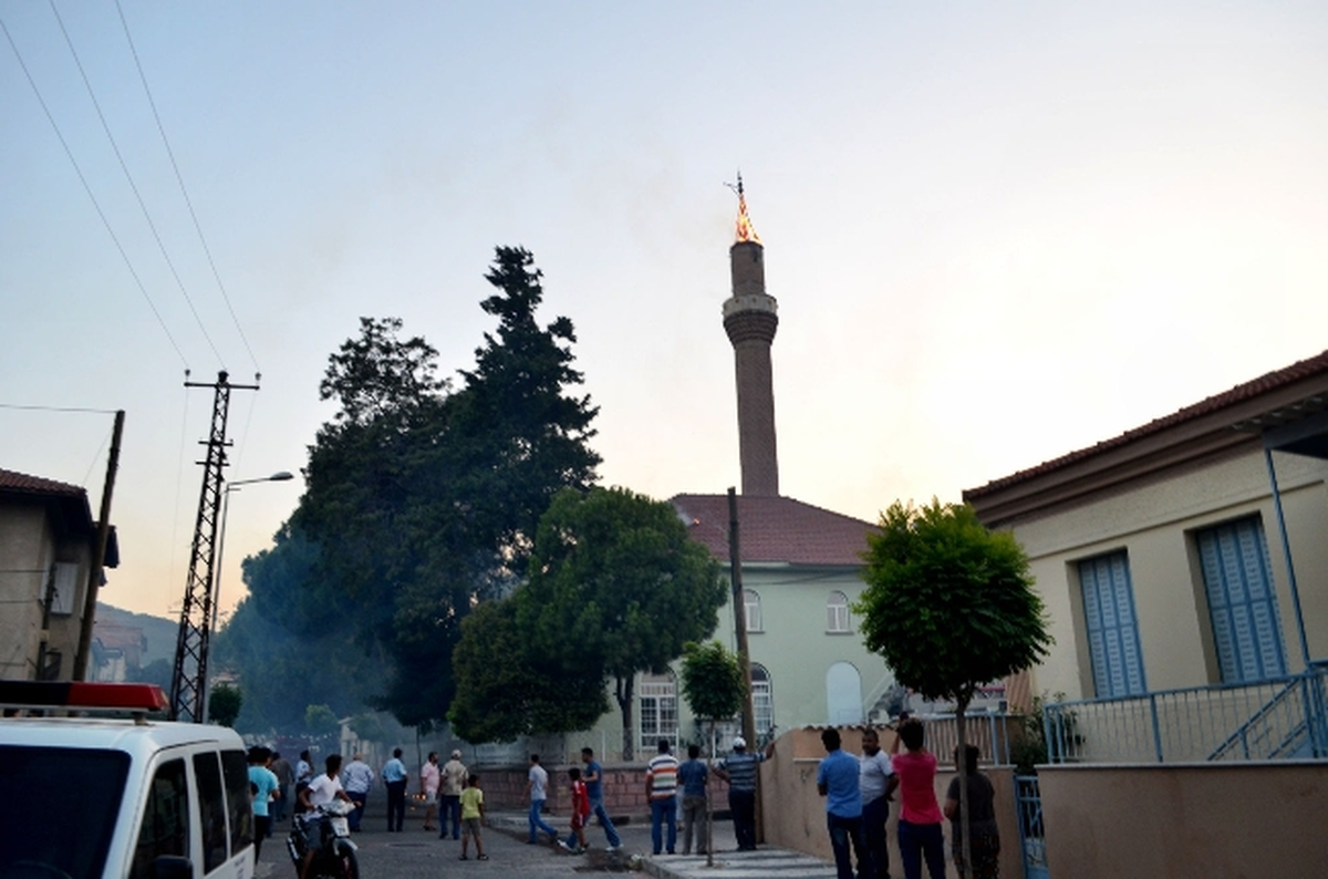 Minareyi Elektrik Değil Alevler Aydınlattı