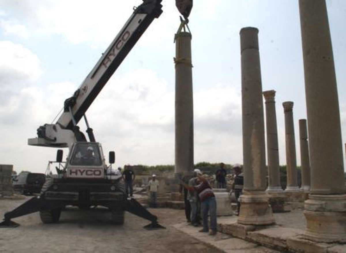 Perge\'de Sütunlar Vinç Yardımıyla Yerlerine Konuldu