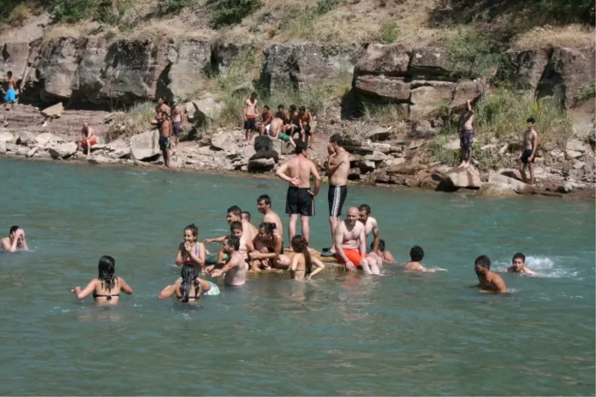 Tuncelililer Plajlara Akın Etti