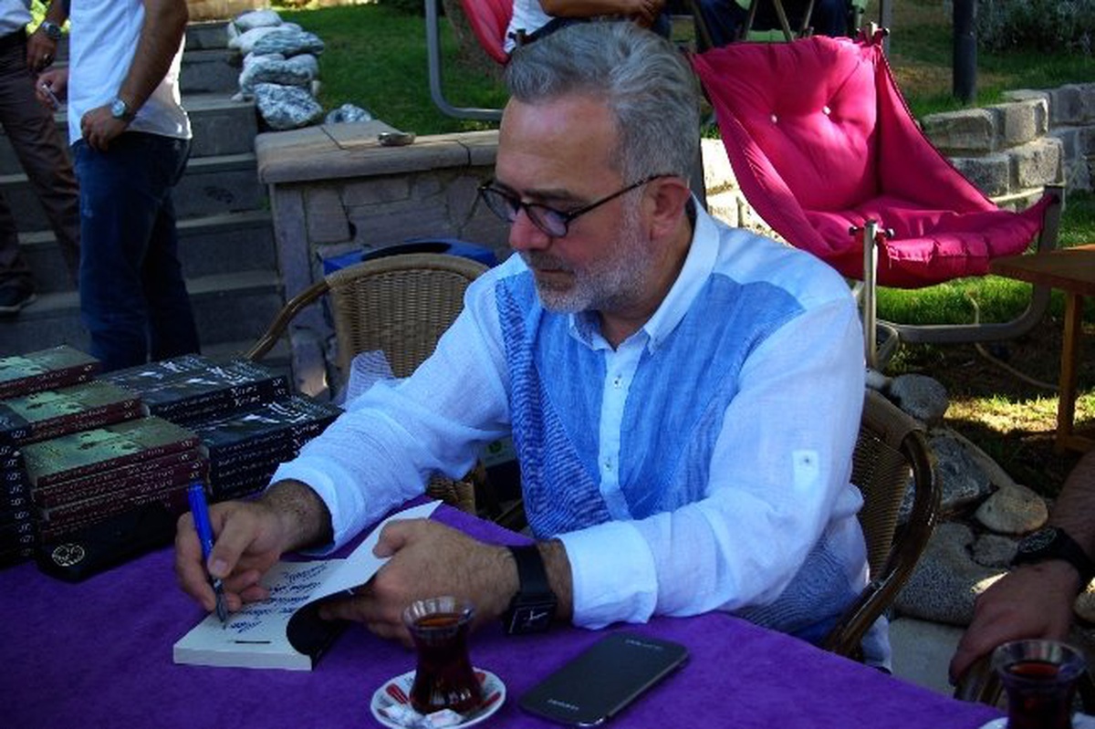 Yazar Yenişehirlioğlu\'ndan Duygusal Klip
