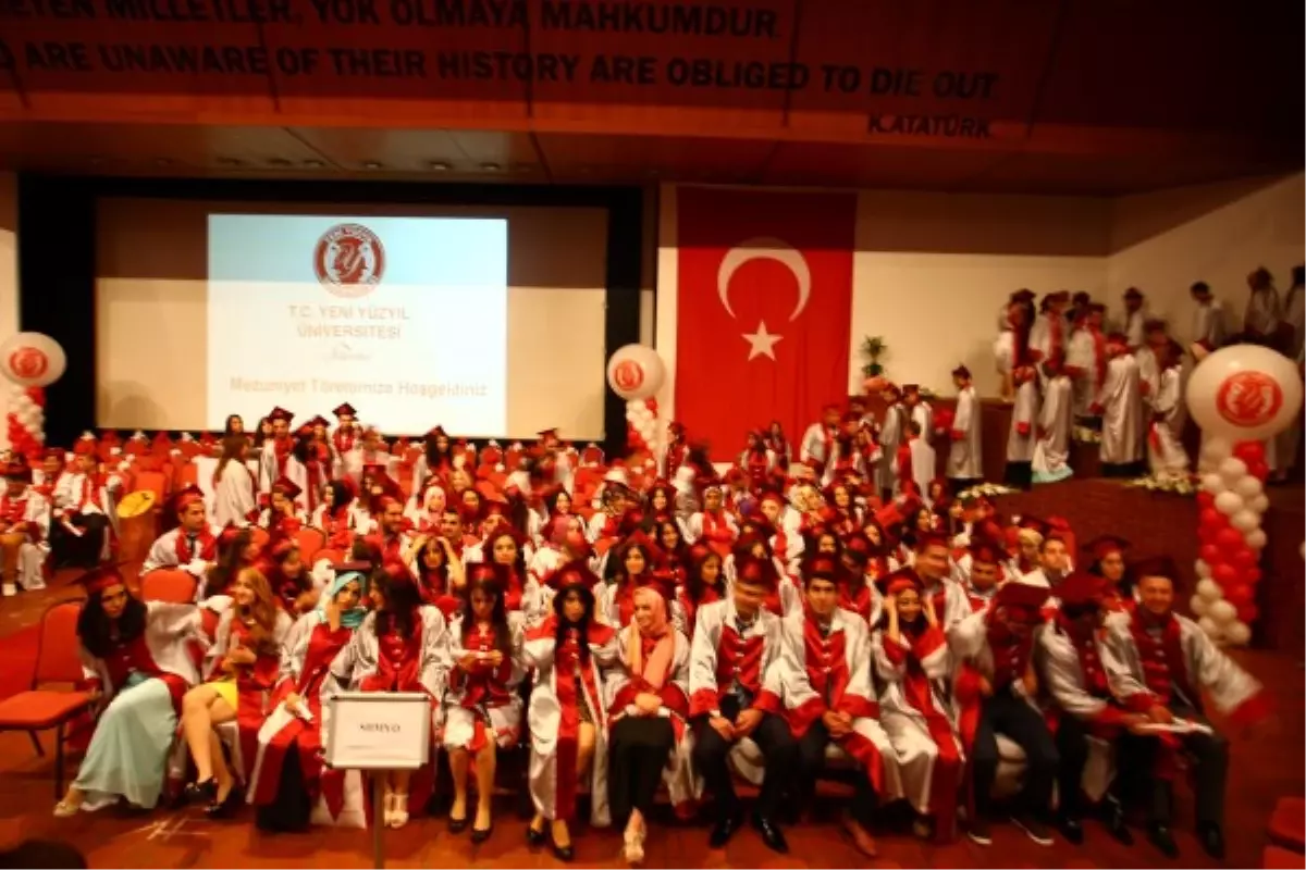 Yeni Yüzyıl Üniversitesi\'nde Mezuniyet Coşkusu