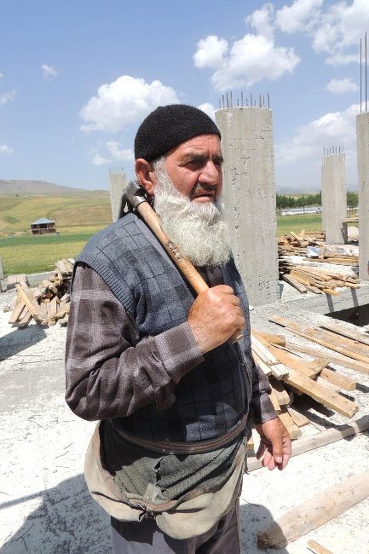 78 Yaşında Dede Yaptırdığı Camide İşçi Olarak Çalışıyor