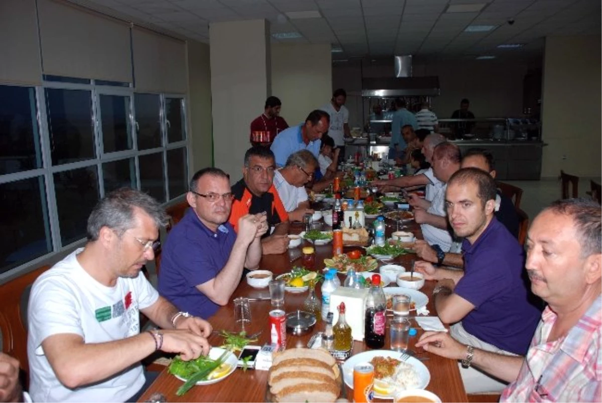 Adanaspor\'da Yönetim ile Oyuncular İftarda Buluştu