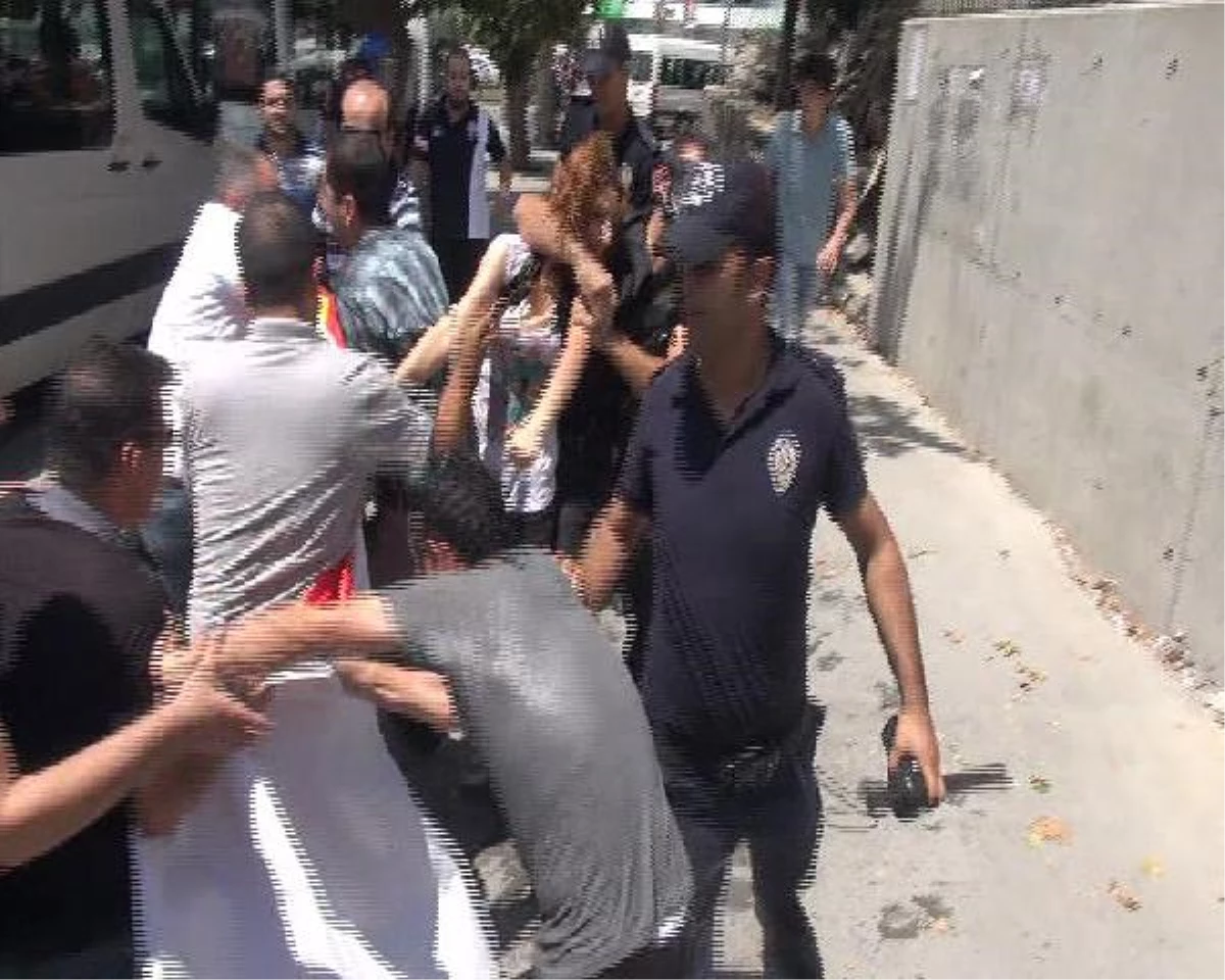 Adliye Önünde Çadır Kurmak İsteyen Gruba Polis Müdahalesi