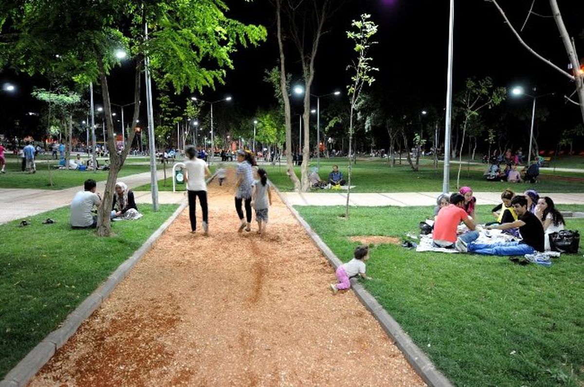 Aileler İftar Sonraları Eşref Bitlis Parkı\'nda Buluşuyor