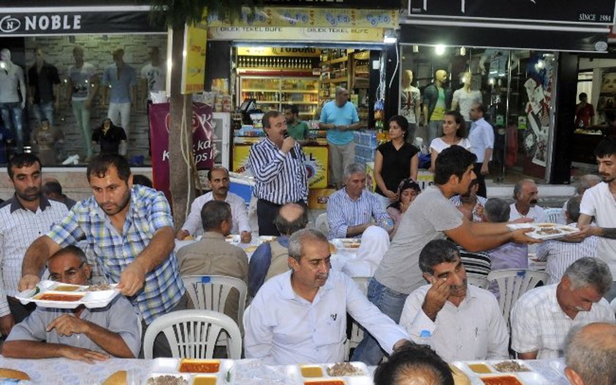 Akdeniz Belediyesi\'nden İftar Sofrası