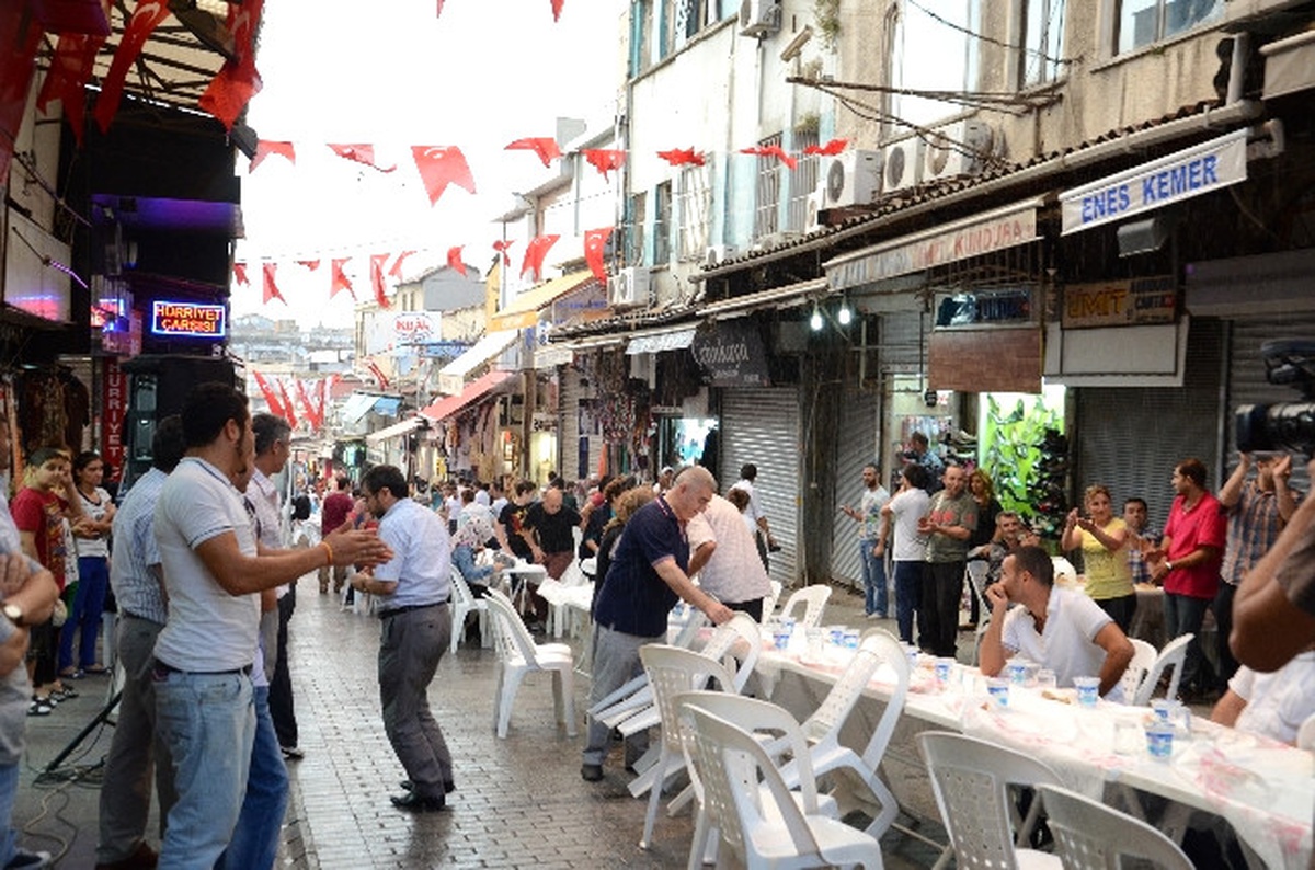 Bakan Egemen Bağış Mahmutpaşa Esnafıyla Oruç Açtı