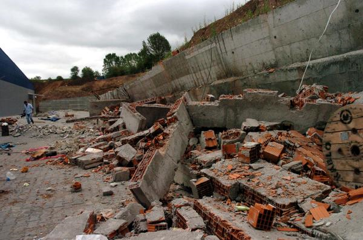Beton Kazıklar Fabrikayı Heyelandan Kurtardı