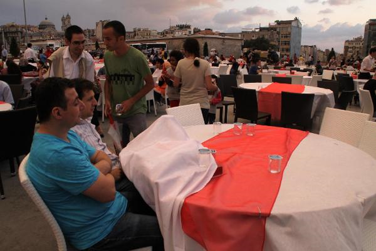 Beyoğlu İftar Alanında Yağmur Süprizi