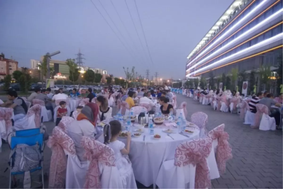 Bu Yıl 20.\'si Düzenlenen İftara Bin 500 Fatihli Katıldı