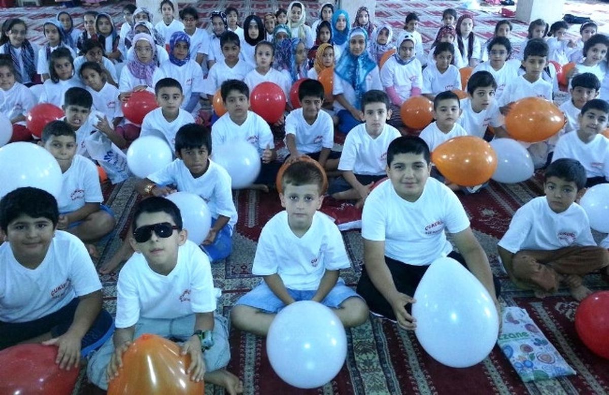 Camiye Gelen Çocuklara Tişört Dağıtıldı