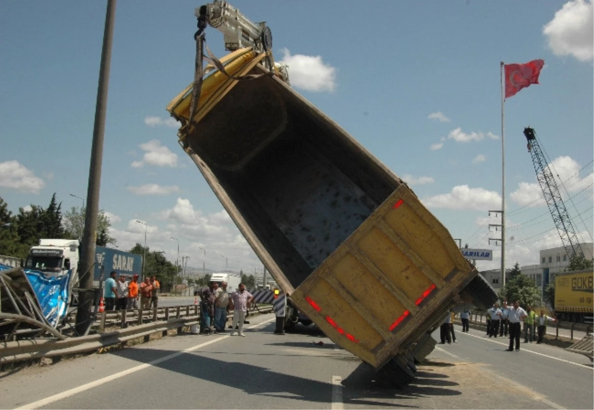 Damperi Açık Unutan Şoför Trafik Levhasına Çarptı