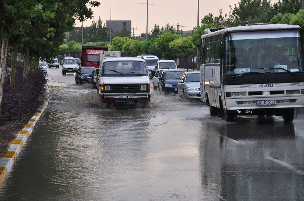 Denizli Şiddetli Yağmurun Ardından İşyerlerini Su Bastı