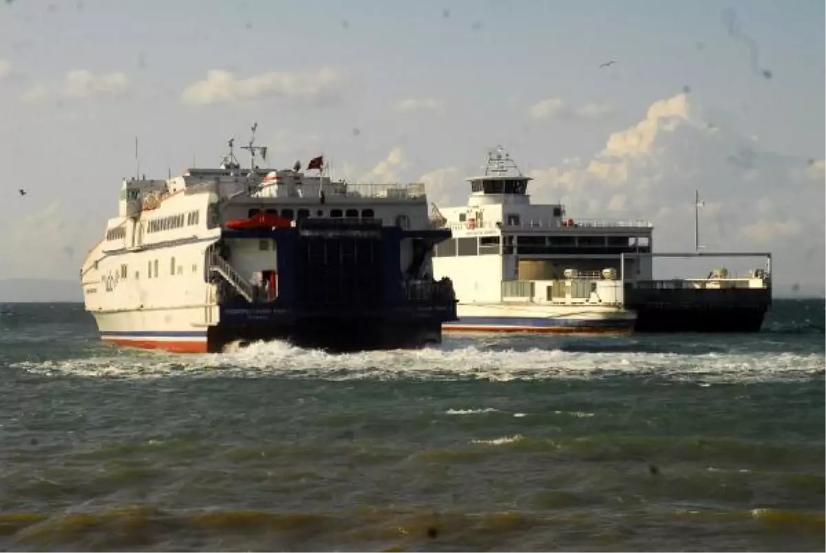 Dümeni Kilitlenen Feribot, Bir Başka Feribotla Liskeleye Yanaştırıldı