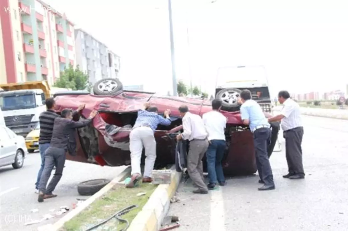 Erzurum\'da Otomobil Devrildi: 4 Yaralı