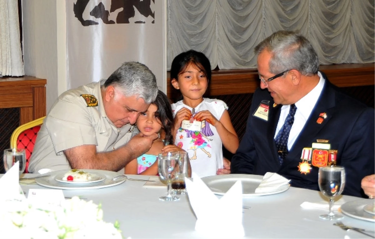 Orgeneral Özel, Gaziler ve Ailelerine İftar Verdi