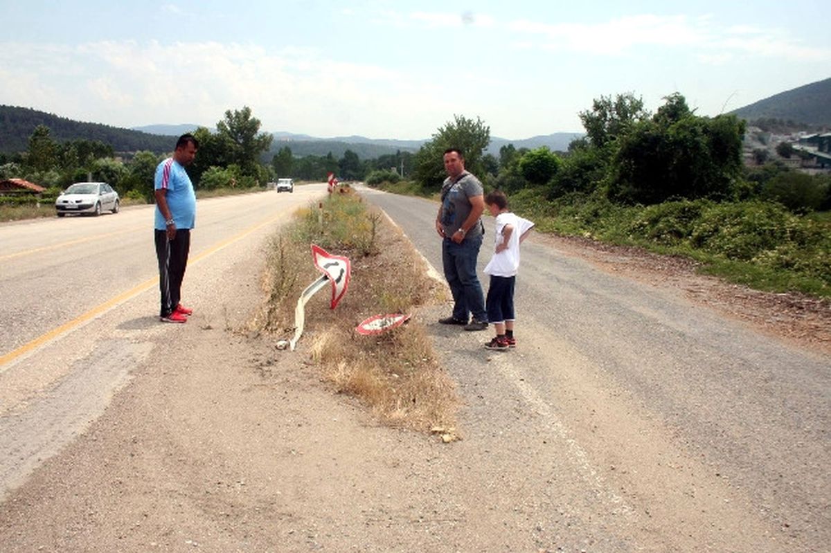 Hasar Gören Trafik Levhaları Kazalara Davetiye Çıkarıyor
