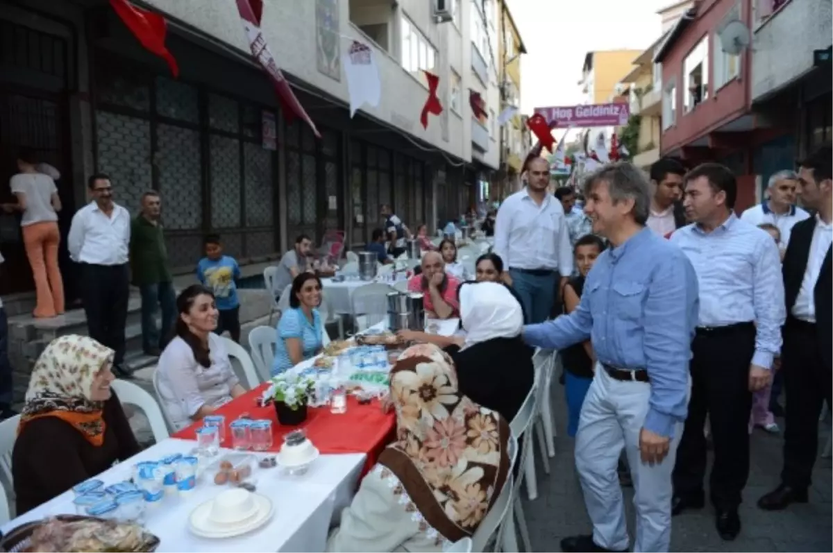 Her Akşam Bir Mahallede Sokak İftarı