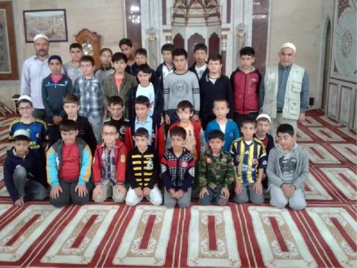 Oruç Tutup, Namaz Kılan Çocuklara Tablet Bilgisayar