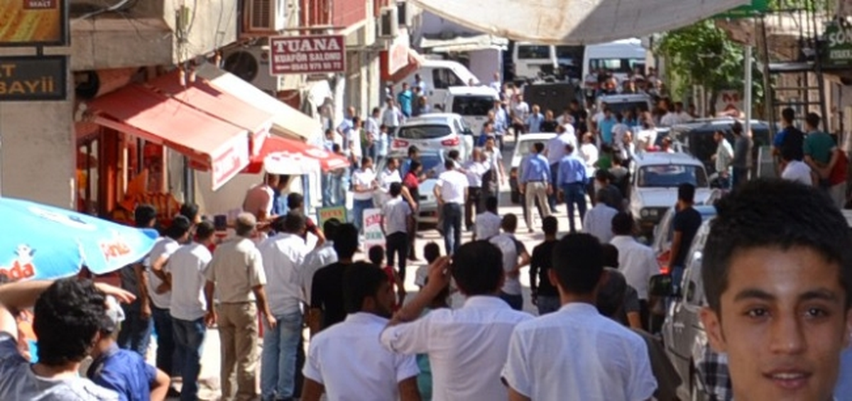 Silvan\'da Çıkan Kavgayı Polis Havaya Ateş Açarak Önledi