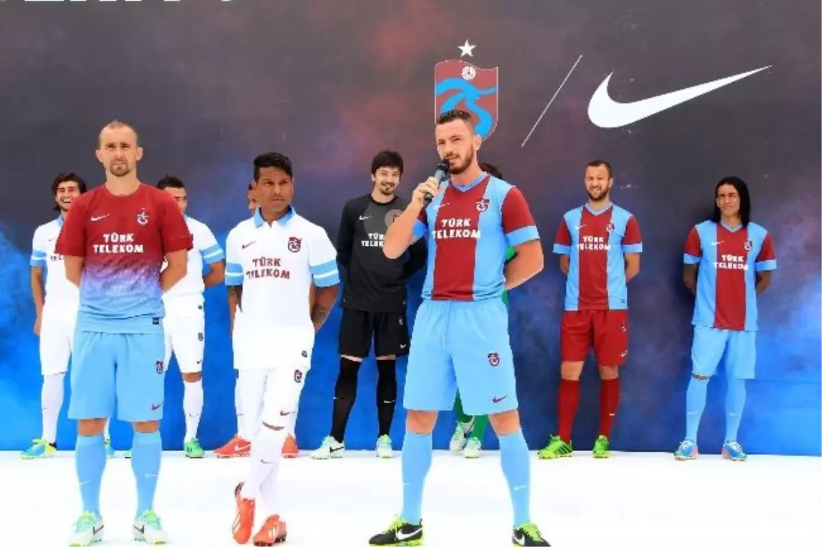 Trabzonspor\'da Yeni Sezonun Formaları Tanıtıldı