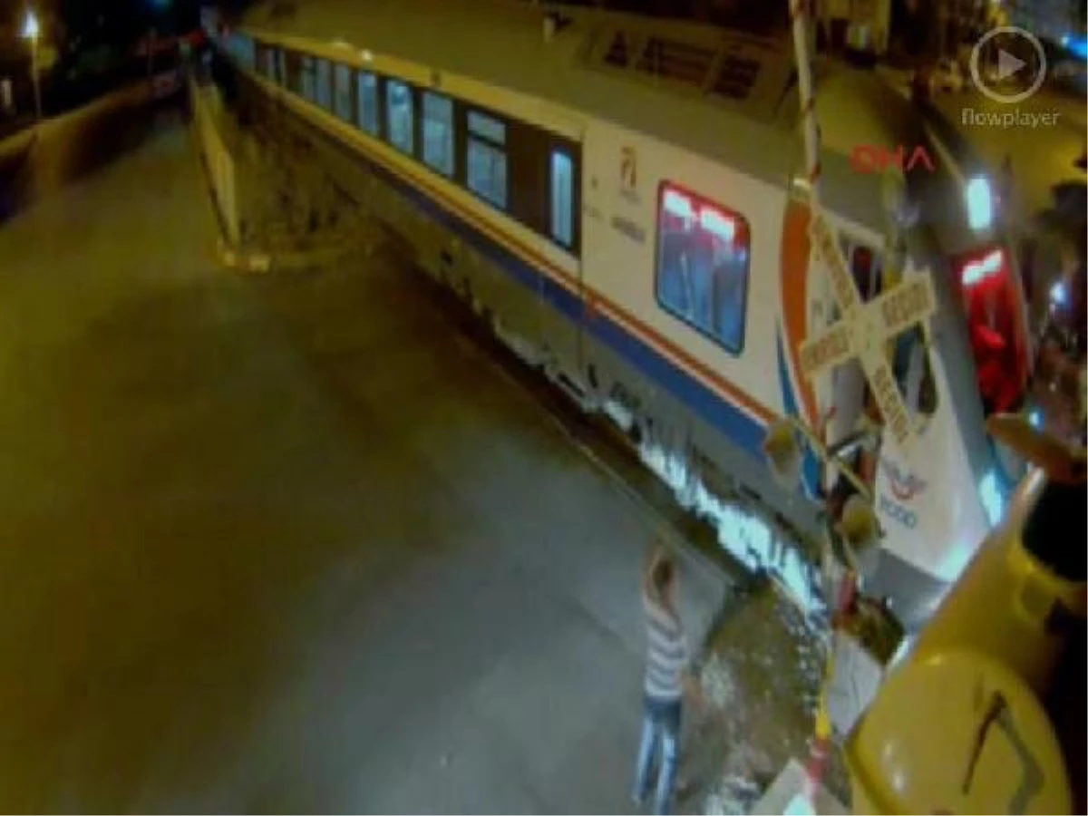 Tren Otomobile Çarptı Mobese Görüntüledi