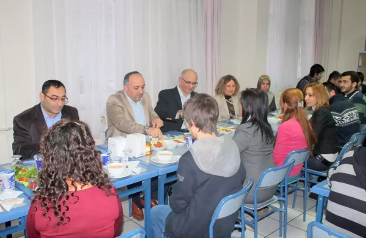 Turhal Kaymakamı Kadiroğlu, Koruyucu Ailelere İftar Yemeği Verdi