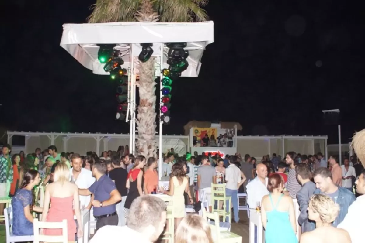 Ünlü Dj Suat Ateşdağlı Foça Mambo Beach Club\'ta