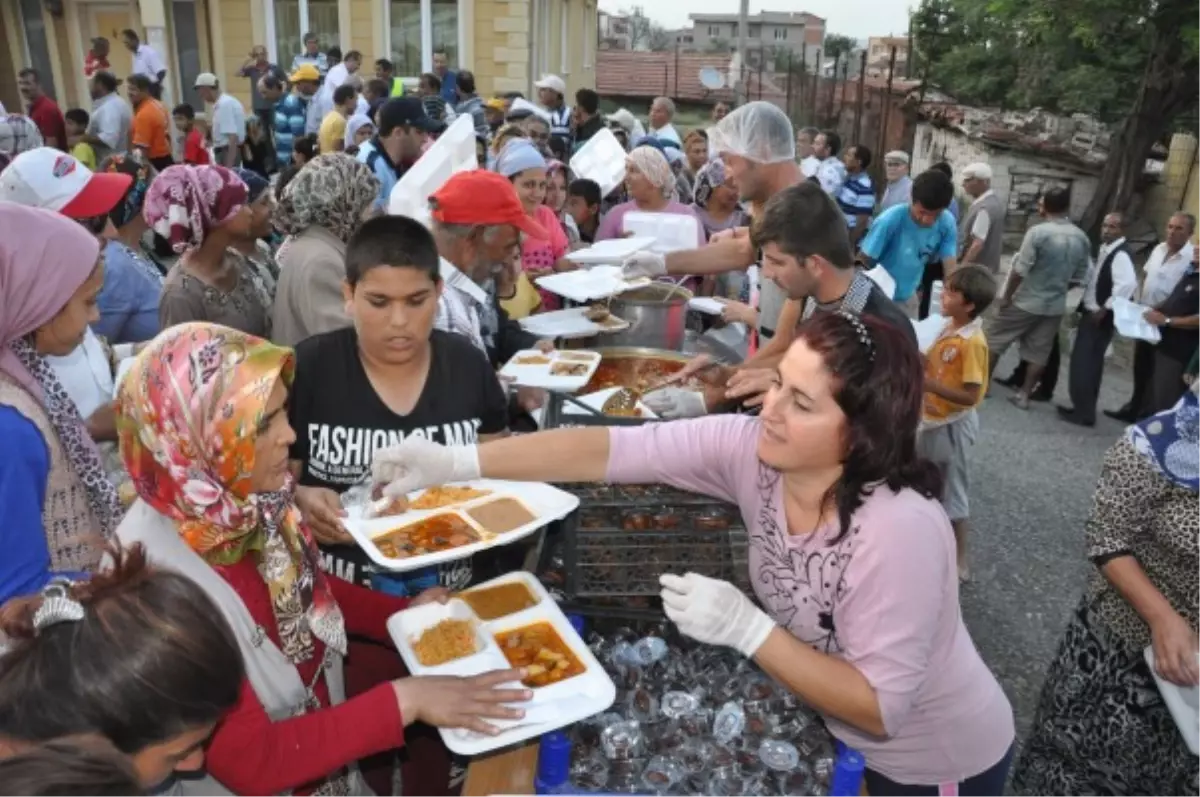 Yenimescit Mahallesi\'ndeki Belediye İftarı Yoğun İlgi Gördü