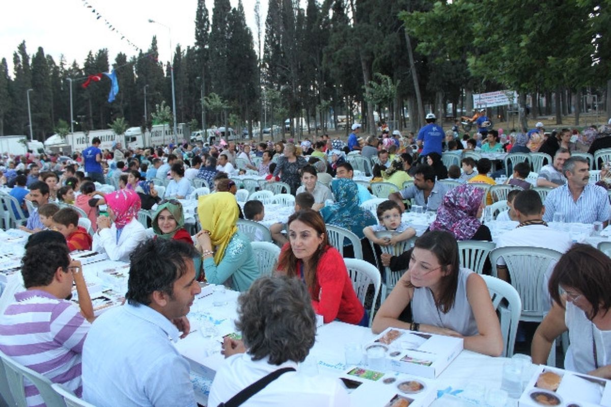 5 Bin Kişi Gönül Sofrasında Oruç Açtı