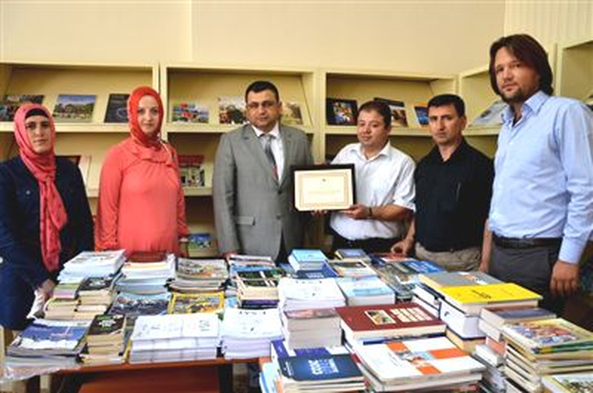 AK Parti Çanakkale Milletvekillerinden Çomü\'ye Kitap Bağışı