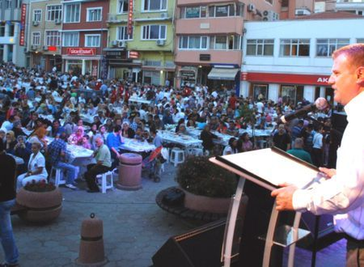 Ak Parti, Gelibolu\'da İftar Yemeği Verdi