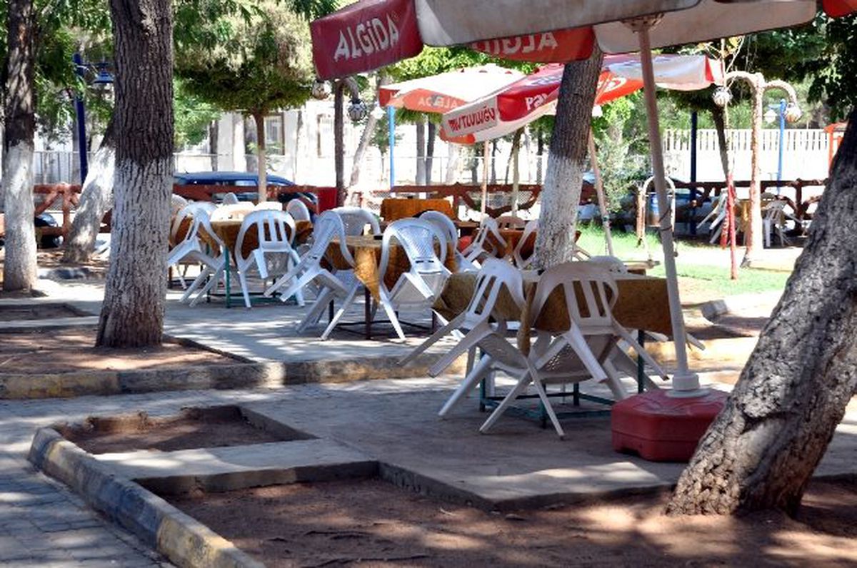 Akçakale\'de Sıcaklar Cadde ve Parkları Boşalttı