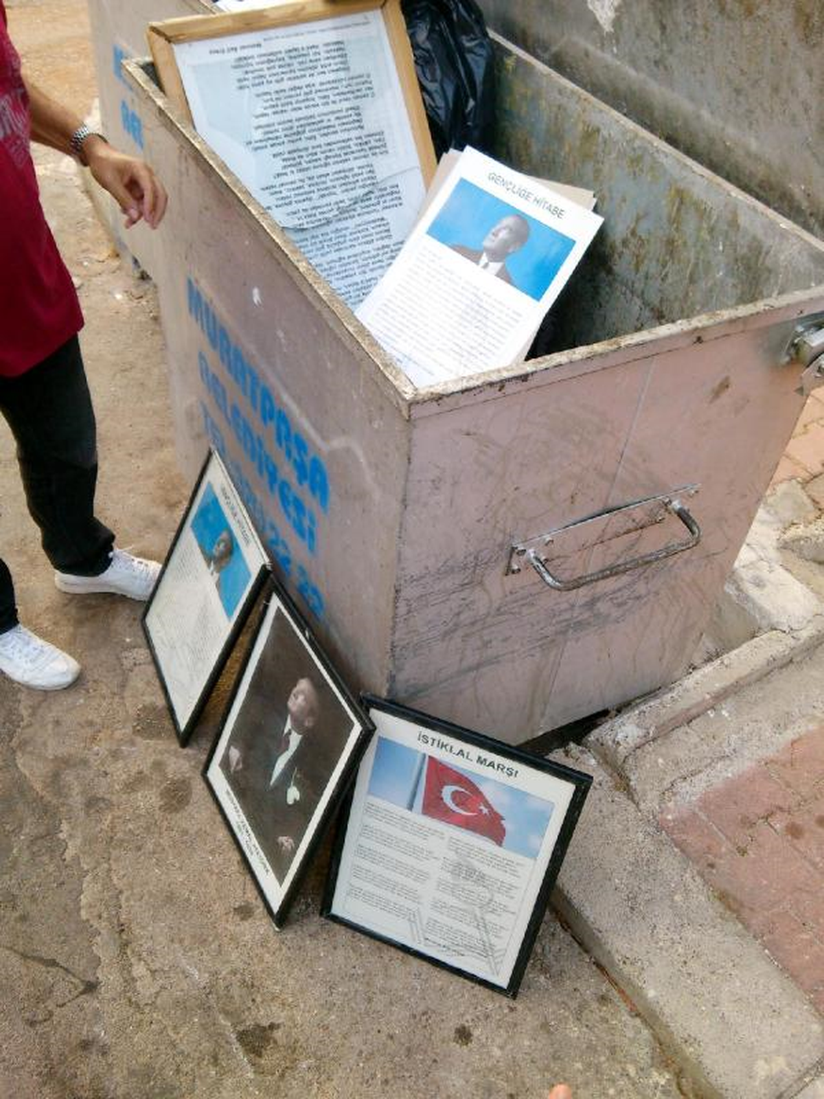 Atatürk Posterleri Çöp Konteynerinde