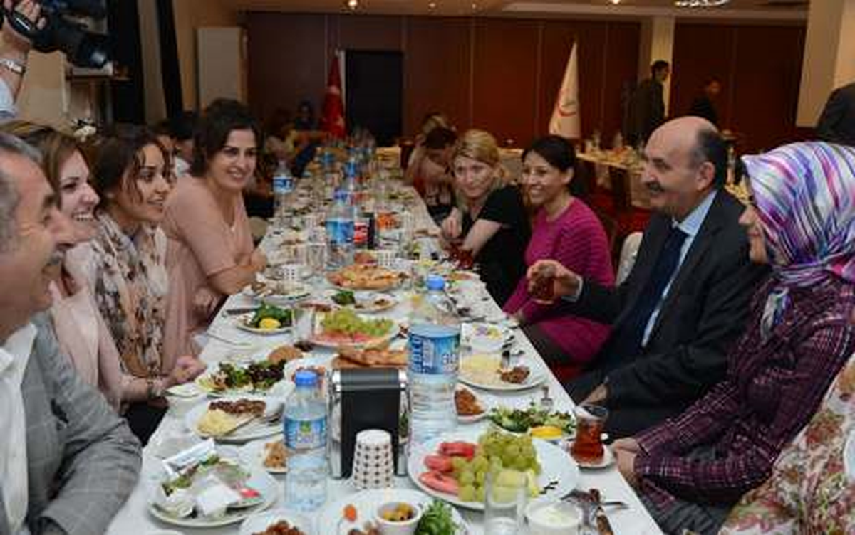 Bakan Müezzinoğlu, Sağlıkçılarla İftar Yaptı
