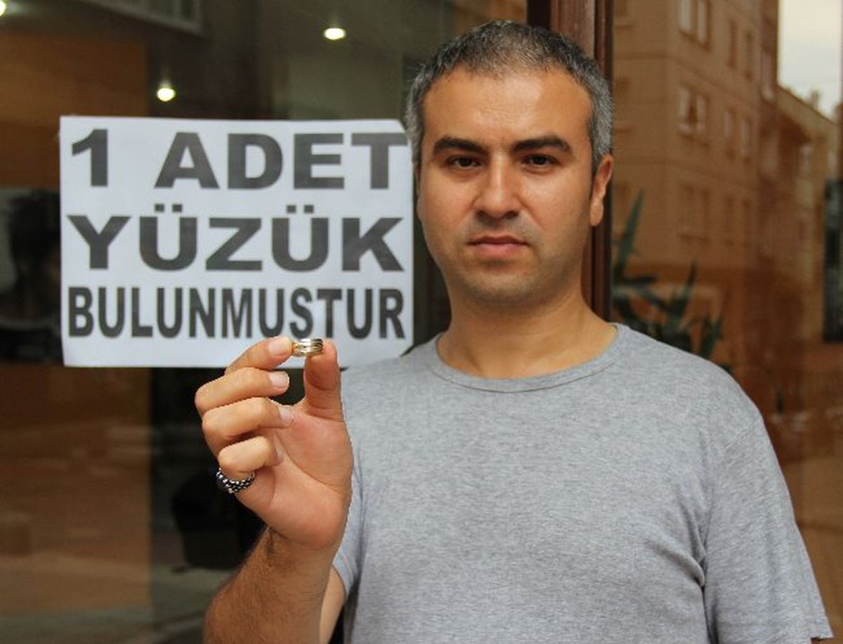 Berber, 2 Aydır Bulduğu Altın Yüzüğün Sahibini Arıyor