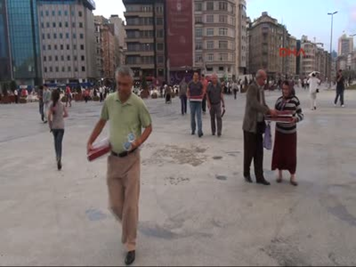 Beyoğlu İftar Alanında Yağmur Süprizi