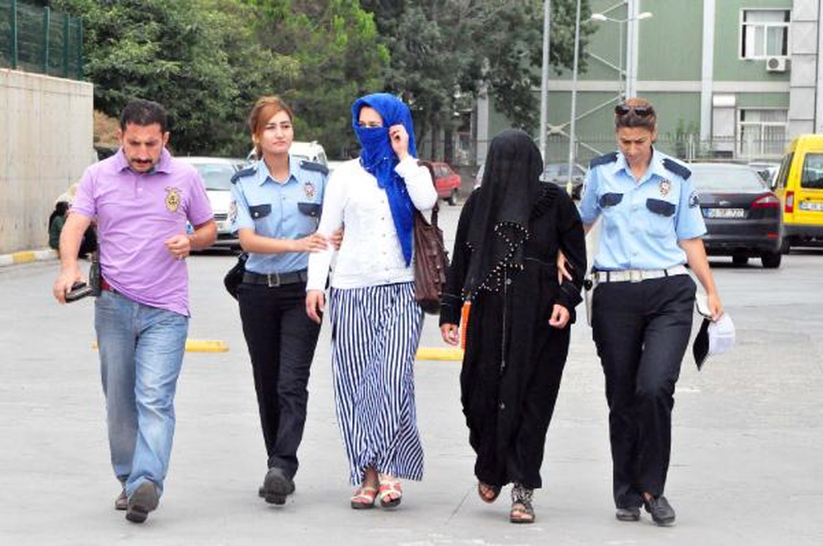 Biri Oyalıyor Diğeri Çalıyordu