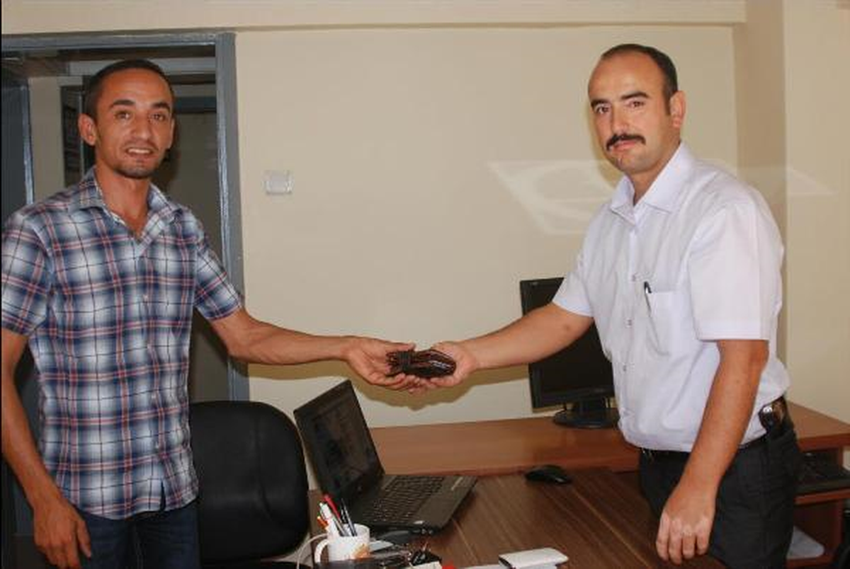Bulduğu Para Dolu Cüzdanı Polise Teslim Etti