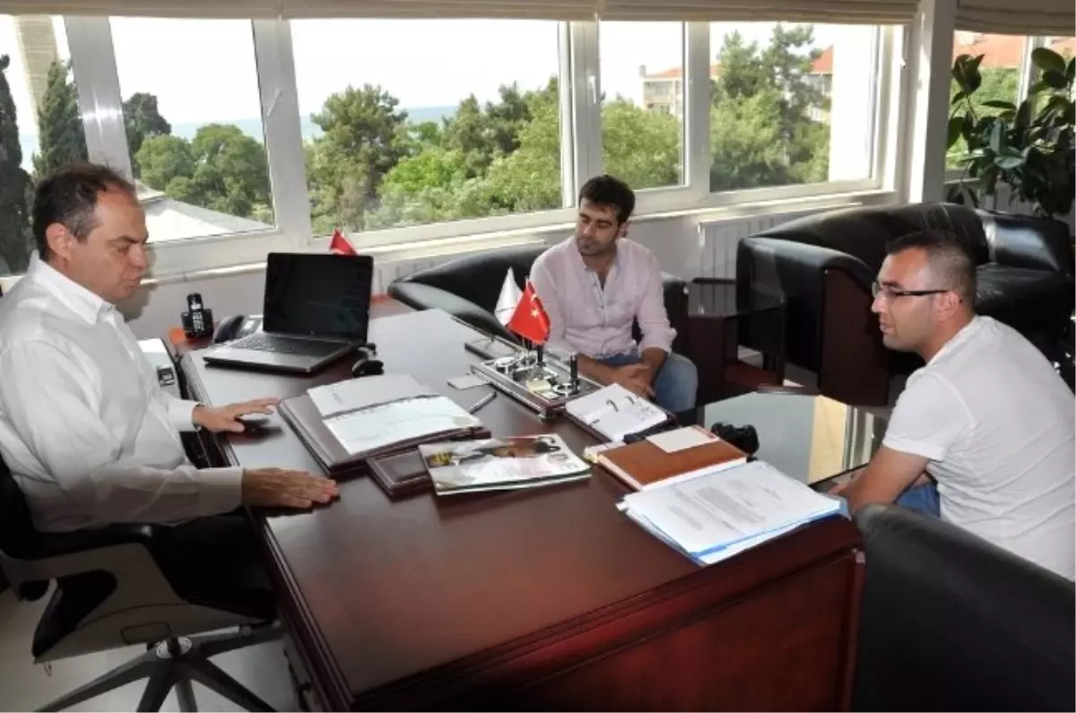 Cadde Dergisi\'nden Başkana Teşekkür Plaketi