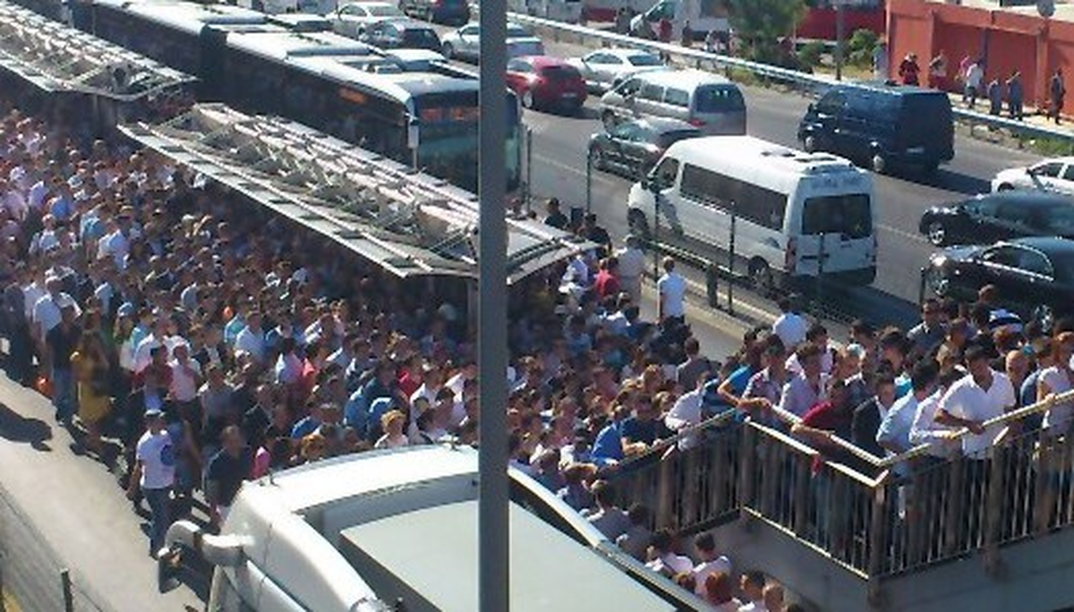 Cevizlibağ Metrobüs İstasyonu\'na Yeni Düzenleme