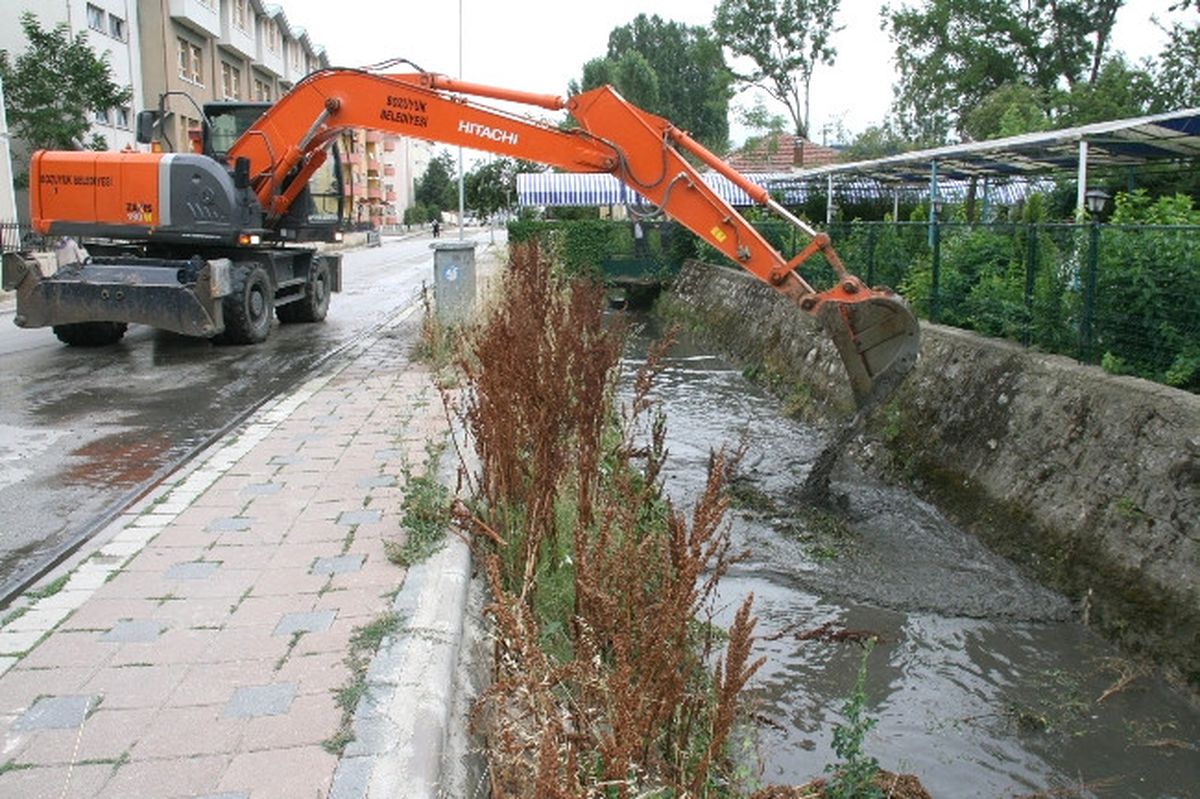 Çolak İbrahim Bey Caddesi\'nde Kanal Temizleme Çalışmaları Başladı