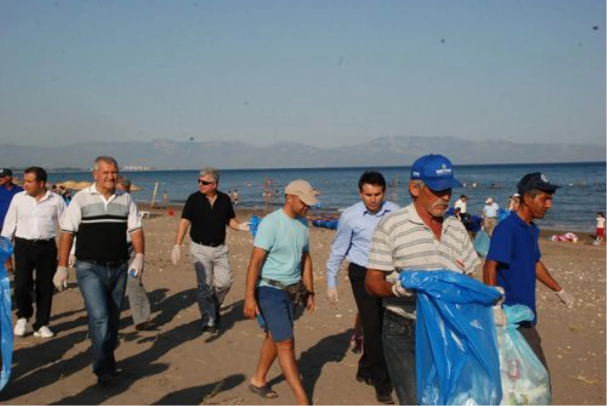 Finike\'de Sahil Temizliğinde 15 Kamyon Çöp Toplandı